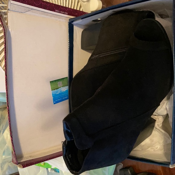 Black booties — Brand new!!! Never worn / for narrow feet - Picture 1 of 1